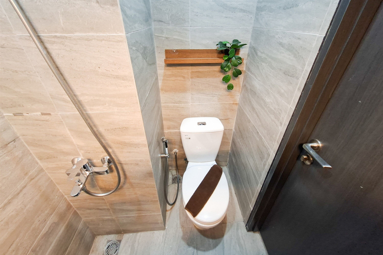 Bathroom 3, Chic And Warm Studio Room At Apartment Collins Boulevard, Tangerang