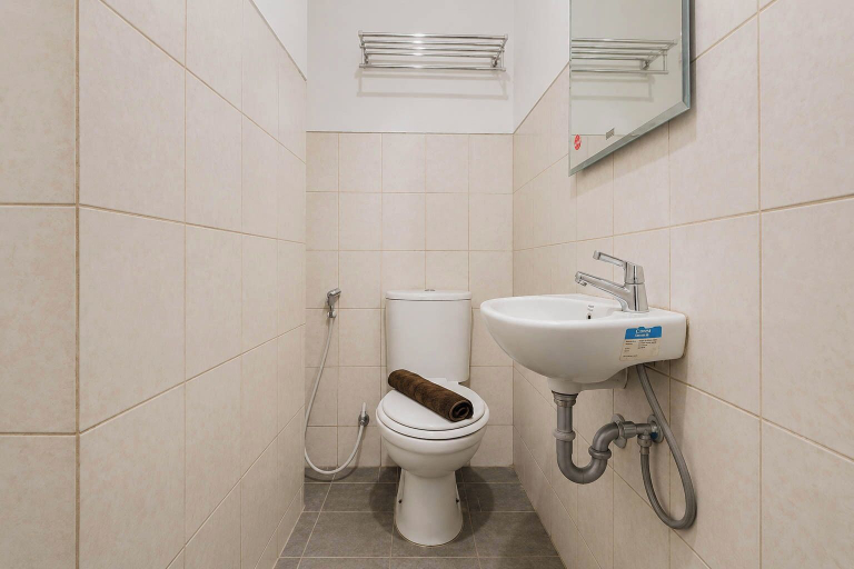 Bathroom, Restful Snug Studio Room At Apartment Suncity Residence, Sidoarjo