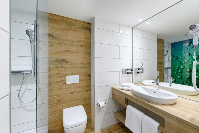 Bathroom 4, ibis Styles Aschaffenburg, Aschaffenburg