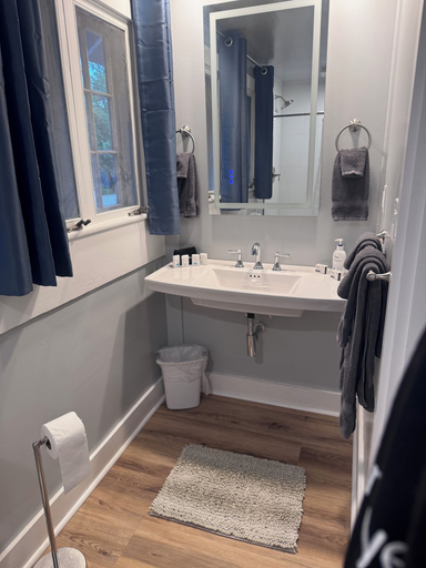 Bathroom 3, High Tide Inn, Knox