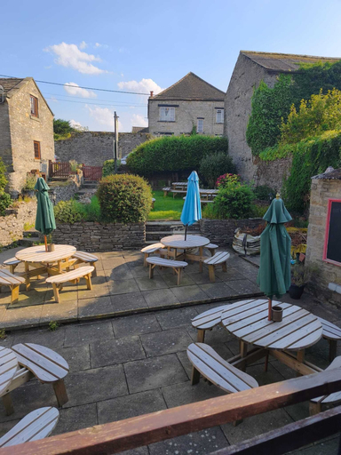 Outdoor dining 2, The Dante Arms, North Yorkshire