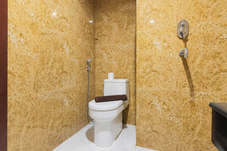 Bathroom 5, Airy Contemporary Studio At Grand Sungkono Lagoon Apartment, Surabaya