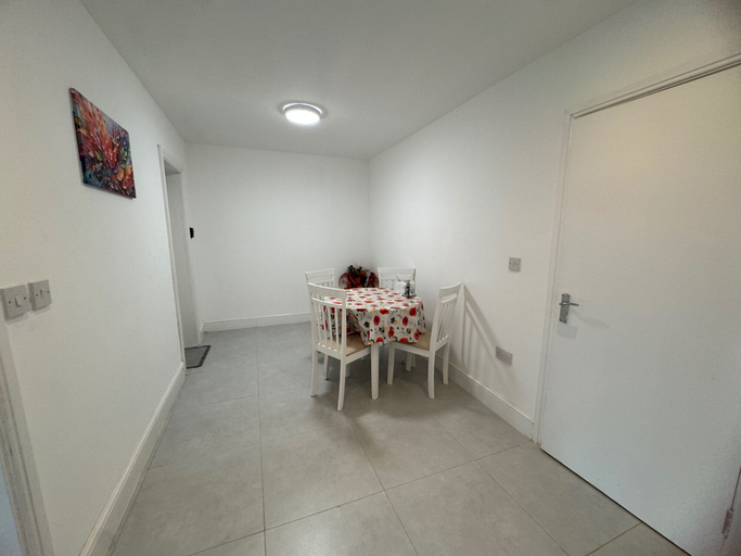 Interior 4, Apartment Sleeps 6 with WiFi, London