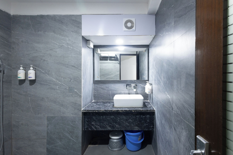 Bathroom 3, Pravasa Hotel by Sapphire, Vadodara, Vadodara