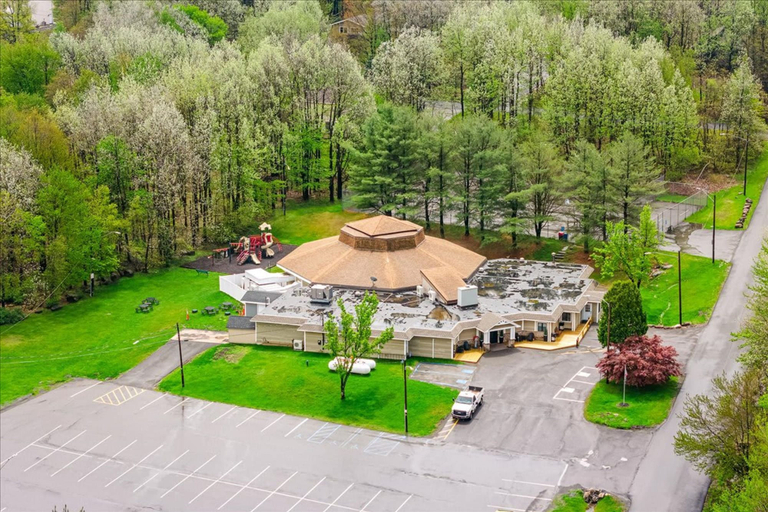 Room 3, Poconos Lodge - Hot Tub Sauna Game Room Fire Pit, Monroe