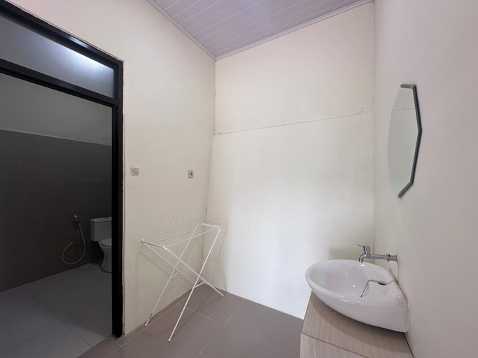Bathroom 2, APA Guesthouse, West Manggarai