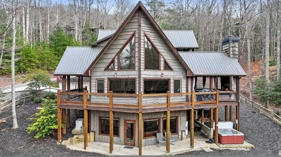 Room 5, Blue Ridge Cabin Stunning Views Hot Tub Game Room, Fannin
