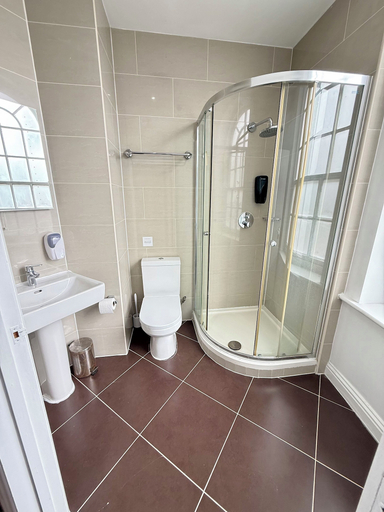 Bathroom 5, Maya Hotel, Luton