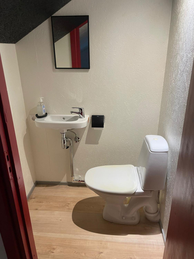 Bathroom 4, Paatsalu Sadam, Varbla