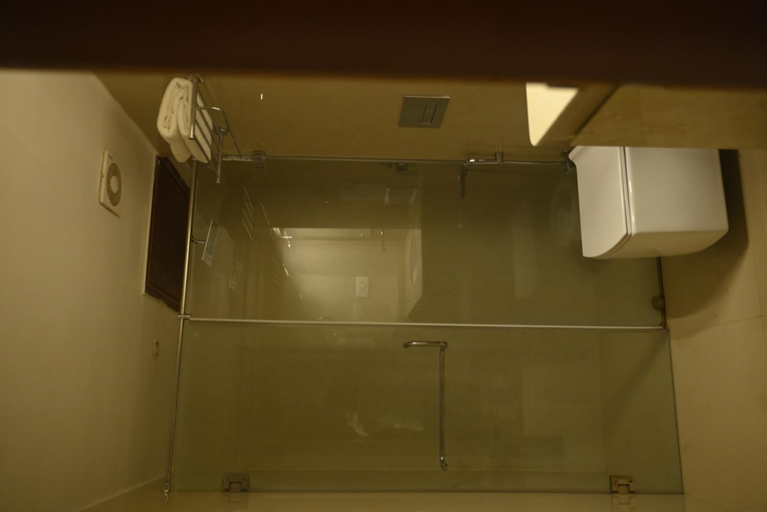 Bathroom 4, Club Central, Birbhum