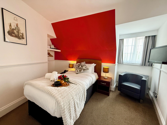 Room 4, Maya Hotel, Luton