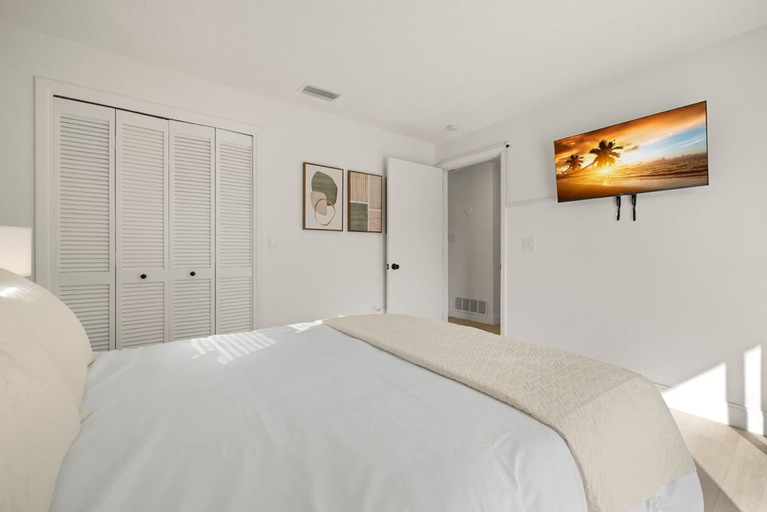 Room 2, Waterfront Retreat w Heated Pool Fire, Pinellas
