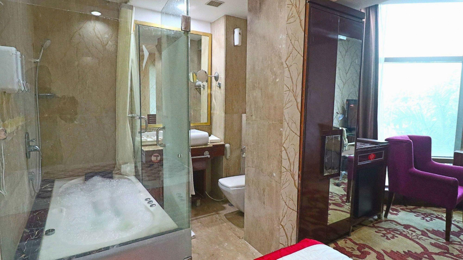 Bathroom 4, Skycity Hotel, Gurgaon