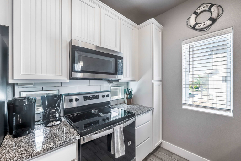 Room 5, Spacious Townhouse Walk to Beach Resort Pool, Nueces