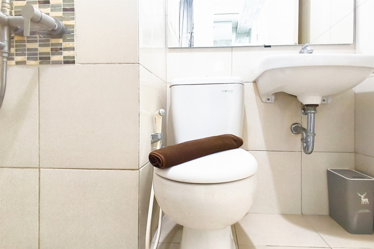 Bathroom 4, Contemporary Style 2Br Apartment At Tanglin Supermall Mansion, Surabaya
