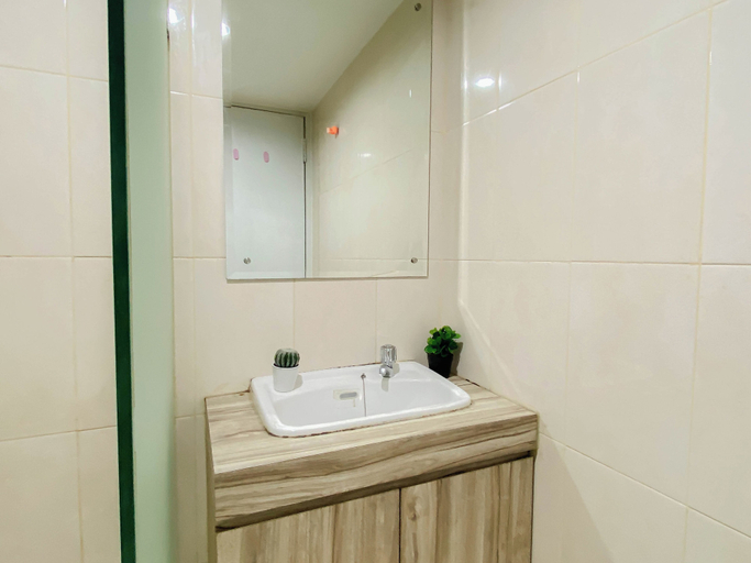 Bathroom 5, Pleasant And Tidy Studio Room At Apartment Springlake Summarecon Bekasi, Bekasi