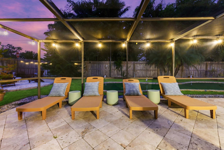 Room 5, Pool Fire Pit Retreat Sleeps 14 - BBQ Grill, Pinellas