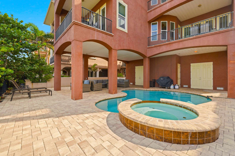 Room 3, Beachfront Villa Heated Pool Spa Pool Table, Pinellas