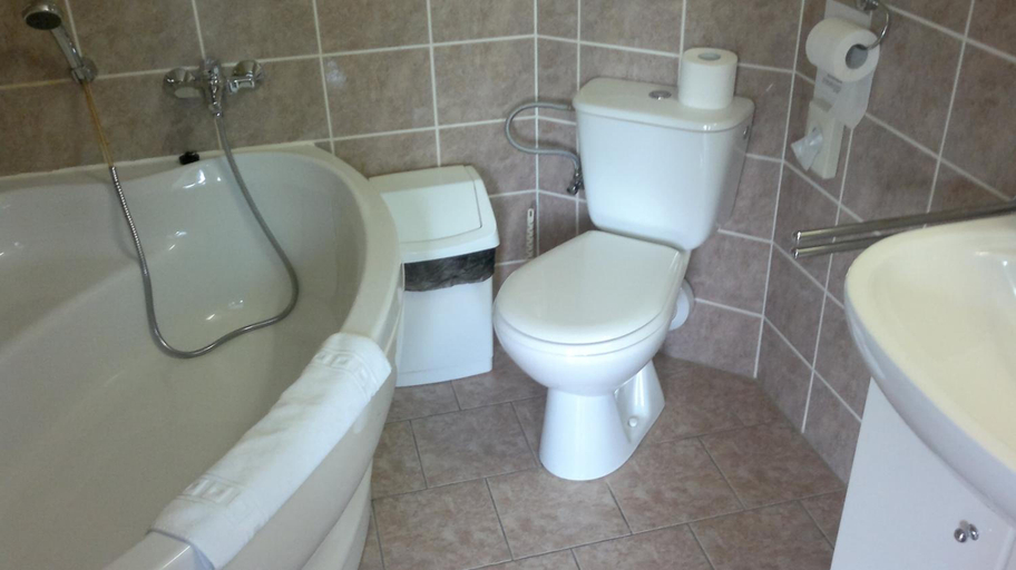 Bathroom 5, Smaragd, Praha 5