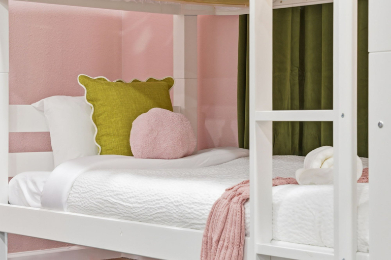 Room 3, Bradenton Beach Club - Poolside Estate Bunkroom, Manatee