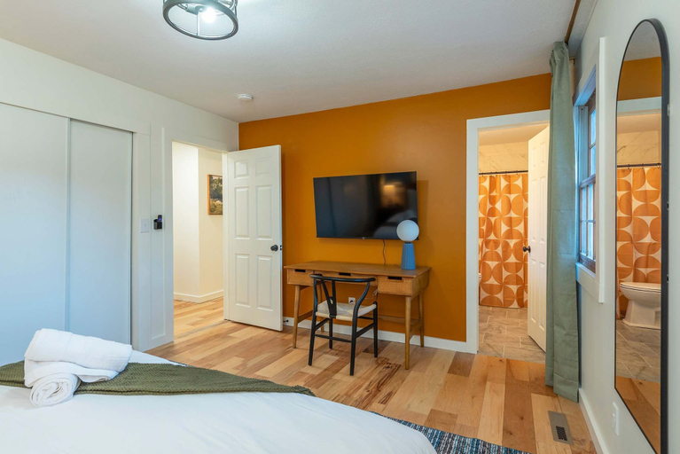 Room 5, Expansive Deck Sleeps 16 Hot Tub Game Room, Buncombe