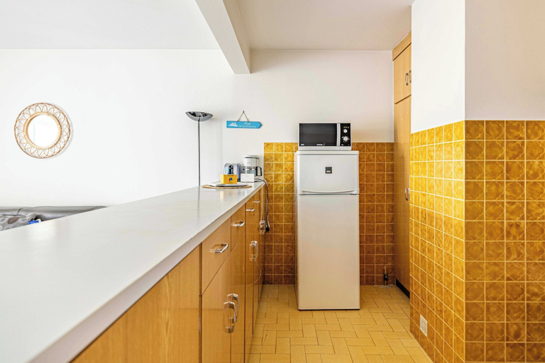 Private kitchen 3, Bright Studio With Parking Near Beach & Old Town, Alpes-Maritimes