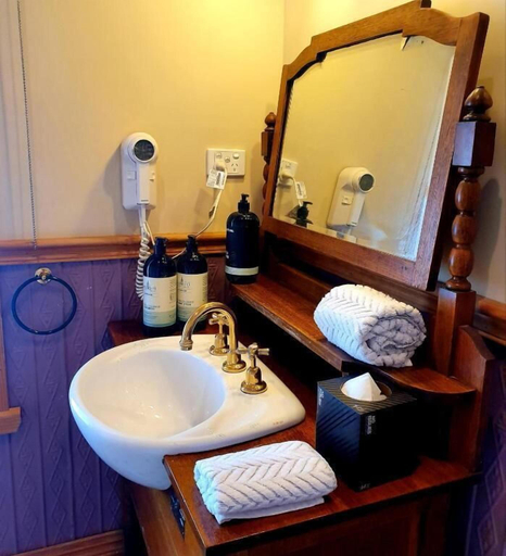 Bathroom 3, Wandering Trout, Meander Valley