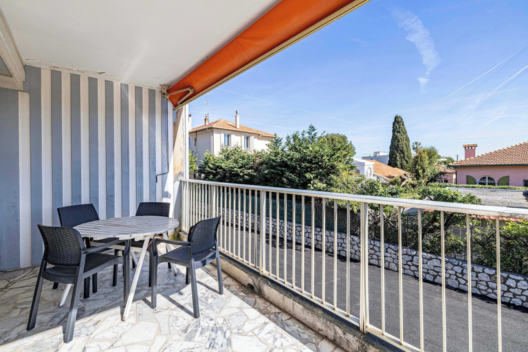 Outdoor dining 2, Bright Studio With Parking Near Beach & Old Town, Alpes-Maritimes
