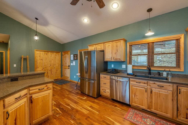 Room 4, 18 Hole Golf - Views For Miles - Hot Tub - Theater, Madison