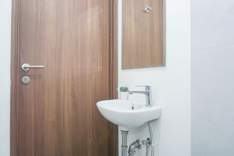 Bathroom 3, Comfortable Minimalist Studio Room At Apartment Royal Sentul Park, Bogor