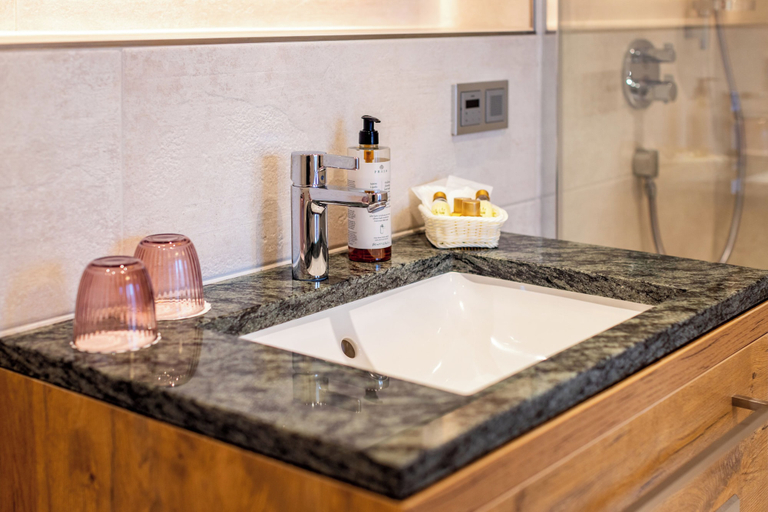 Bathroom 4, Parkhotel Gueldene Berge, Burgenlandkreis