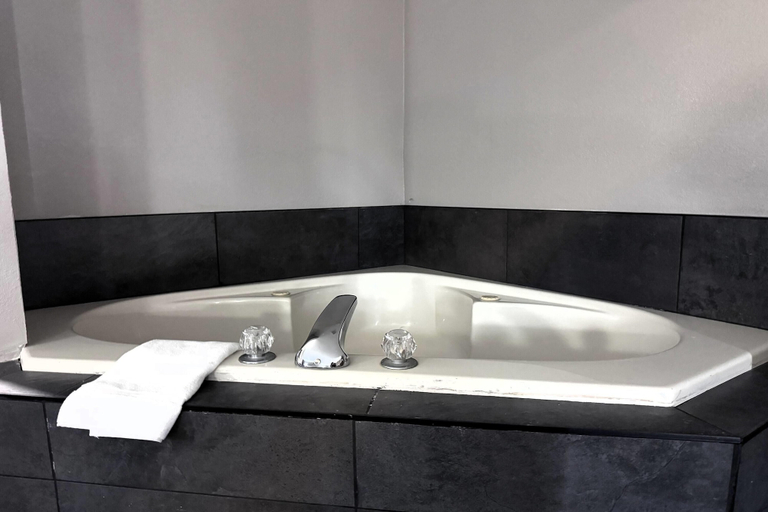 Bathroom 4, Super 8 by Wyndham Clinton/Jackson West, Hinds