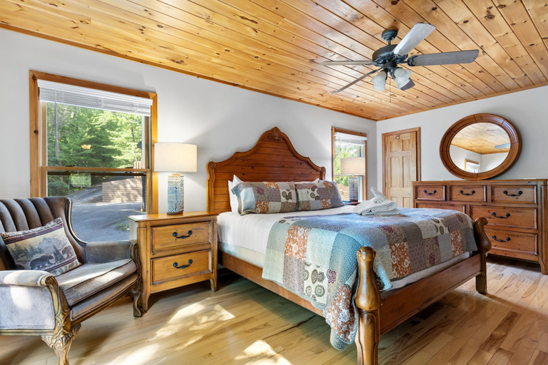 Room 4, Mountain Views Hot Tub Pool Table Firepit Games, Fannin
