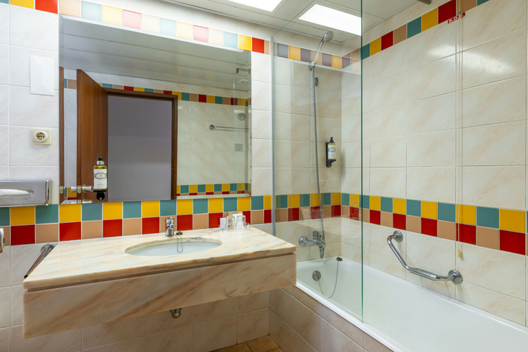 Bathroom 4, PESTANA OCEAN BAY ALL INCLUSIVE, Funchal