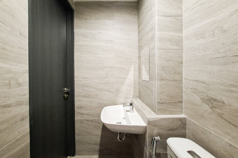 Bathroom 3, Urban Sleek Studio At Apartment Collins Boulevard, Tangerang