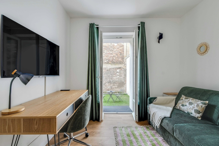 Living area, 2P Studio With Patio Near Paris, Seine-Saint-Denis