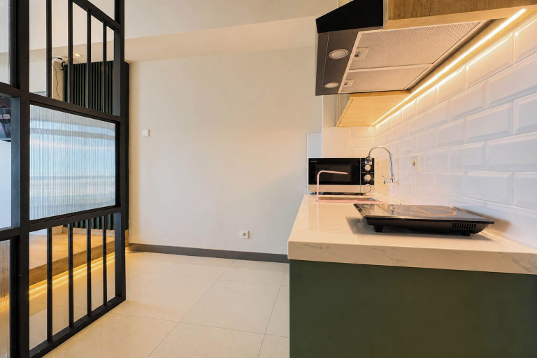 Private kitchen 5, Cityscape Studio At Apartment Benson Supermall Mansion, Surabaya