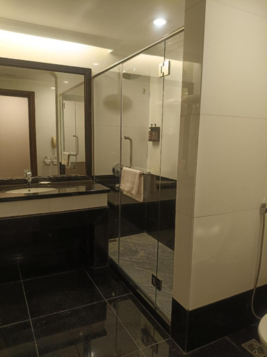 Bathroom 5, Imperial, Miri