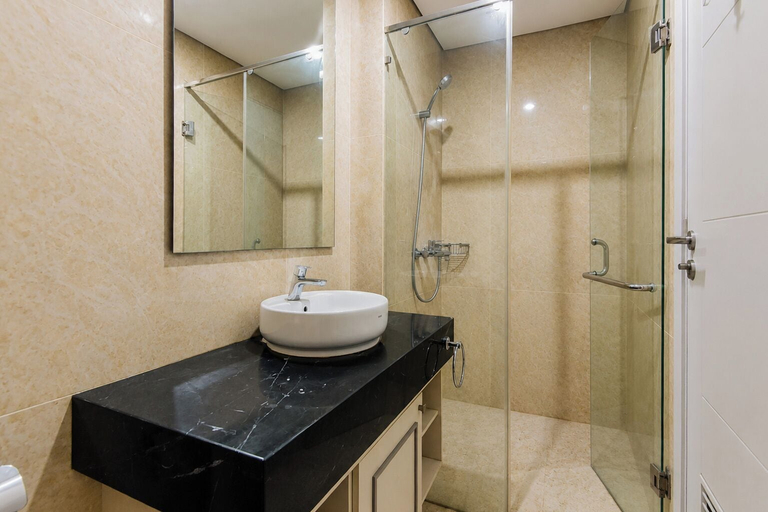 Bathroom 5, 4Br Combine Spacious And Amazing At Grand Sungkono Lagoon Apartment, Surabaya