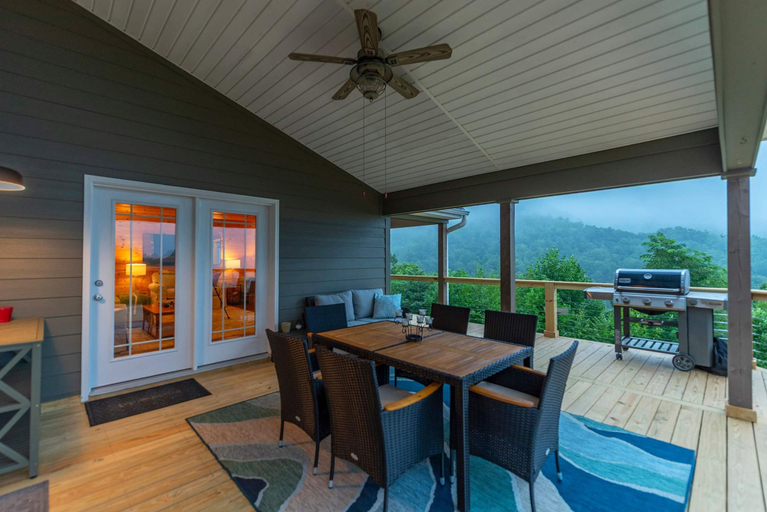 Room 3, Stunning Mtn Views Hot Tub Firepit Sleeps 10, Haywood