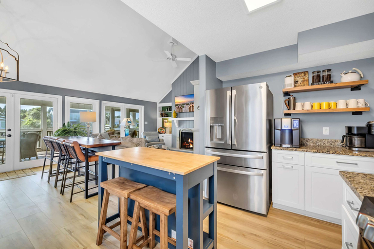 Room 4, Sleeps 24 Waterfront Dock Golf Cart Walk to Beach, Georgetown