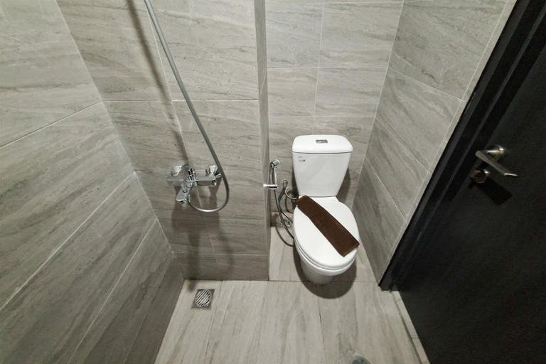 Bathroom 4, Modern Cozy Studio At Apartment Collins Boulevard, Tangerang