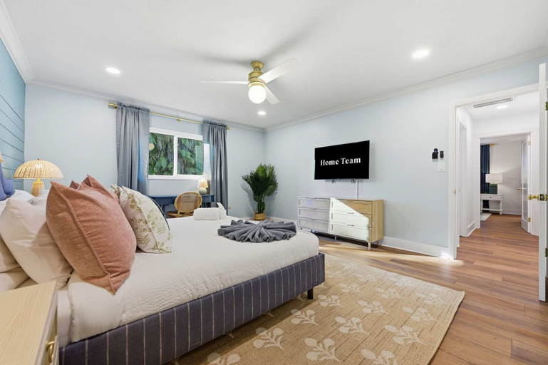 Room 2, Bradenton Beach Club - Poolside Estate Bunkroom, Manatee