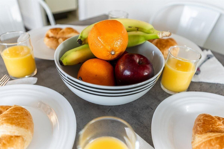 Food & Drinks 3, Diamond Collection- 2 & 3 Bedroom Suites, Toronto