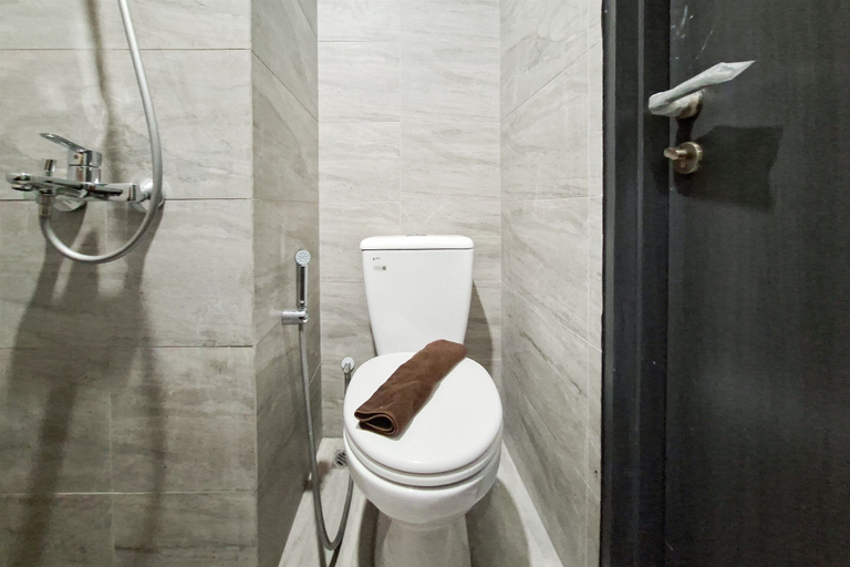 Bathroom 2, Modern And Homey Studio Apartment Collins Boulevard, Tangerang