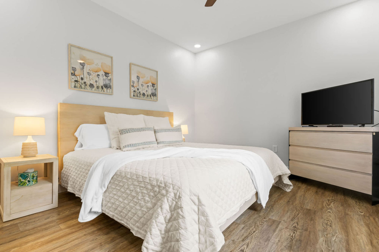 Room 3, 12 Min to Downtown Sleeps 12 Hot Tub Fire Pit, Fannin