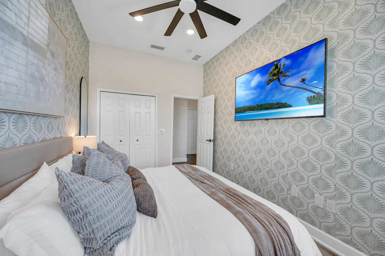 Room 2, Luxury Lakefront Private Dock Pool In-ground Spa, Highlands