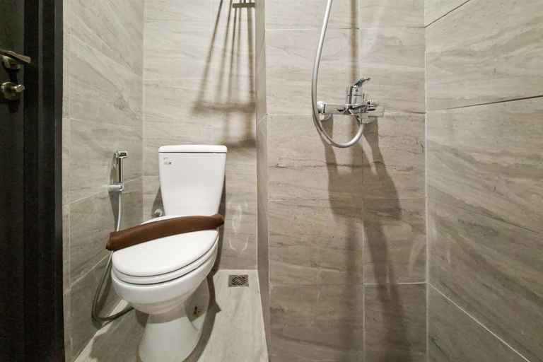 Bathroom 5, Great Deal Studio At Apartment Collins Boulevard, Tangerang