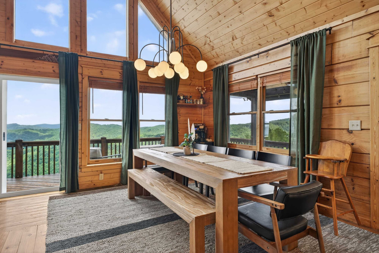 Room 2, Mins to Hatley Pointe Hot Tub Views Sauna, Madison