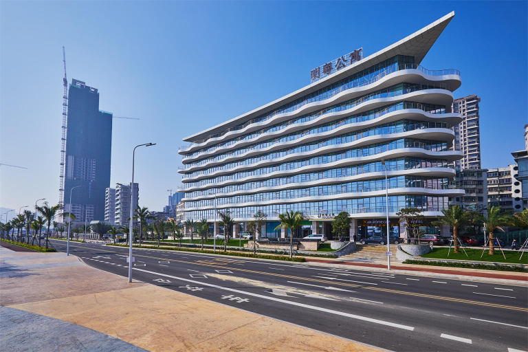 Exterior & Views